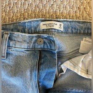 Abercrombie & Fitch Ultra High Rise 90s Slim Straight Jean